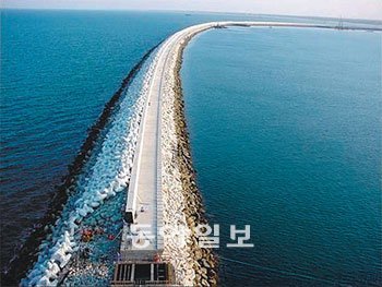 스리랑카 서부 해안 콜롬보 항 항만확장 공사현장. 바다를 가로질러 5.1km에 이르는 1차 방파제 공사가 51% 진행됐으며 2012년 4월 완공될 예정이다. 사진 제공 현대건설