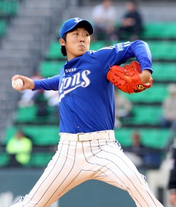 프리에이전트(FA) 배영수의 일본행이 가시권에 들어왔다. 가장 유력한 구단은 야쿠르트. 본인도 29일 일본으로 출국했다. 삼성에서
 ‘푸른 피의 에이스’로 사랑받았던 배영수가 임창용의 뒤를 잇는 ‘영웅’이 될 수 있을까.스포츠동아DB