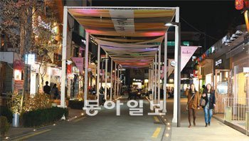 1990년대 ‘오렌지족’이 활동한 문화, 패션의 중심지 서울 강남구 압구정동 로데오거리. 최근 강남구가 이곳을 살리겠다며 30억 원의 사업비를 들여 리모델링 공사를 했다. 높이 6m, 길이 50m 규모의 대형 차양막은 이번에 새로 들어서는 구조물 가운데 하나다. 사진 제공 강남구