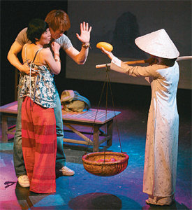 한 여성의 베트남 여행기를 그린 연극 ‘예기치 않은’은 무대를 사실감 있게 그려내 현지를 다녀온 듯한 느낌을 준다. 사진 제공 극단 놀땅