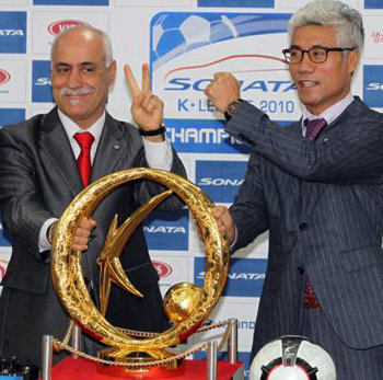 주먹 vs 가위? 
넬로 빙가다 서울 감독(왼쪽)이 29일 서울 종로구 축구회관에서 열린 K리그 챔피언결정전 미디어데이에서 승리를 다짐하며 ‘V’를 그리자 박경훈 제주 감독이 “주먹이 가위를 이긴다”라며 주먹을 쥐었다. 양 감독 모두 “우리가 이길 것”이라며 자신감을 보였다. 연합뉴스