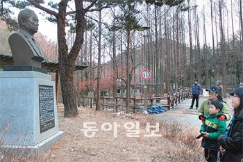 대전 서구 장안동 장태산휴양림 입구에 세워진 독림가 임창봉 옹의 흉상. 흉상 뒤편의 화단이 크게 훼손돼 유족들이 상심하고 있다. 이기진 기자 doyoce@donga.com