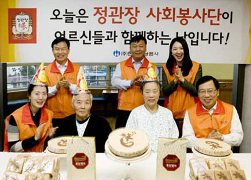 김용철 한국인삼공사 사장(앞줄 맨오른쪽)과 직원들이 서울시립동부노인전문요양센터에서 어르신을 모시고 생신잔치를 하고 있다.