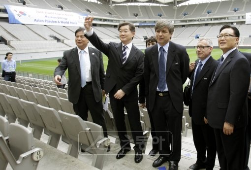 이들의 선택은…국제축구연맹(FIFA) 실사단이 7월 방한해 서울월드컵경기장을 찾았다. 마이네-니콜스 실사단장(가운데)이 조중연 대한축구협회장(맨 오른쪽) 등의 안내를 받으며 시설을 둘러보고 있다. 스포츠동아DB