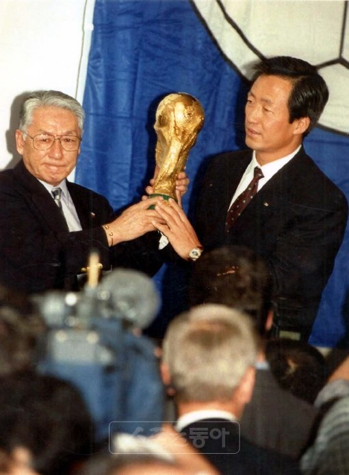 1996년 5월 31일 스위스 취리히에서 2002한일공동개최가 확정된 뒤 나가누마 켄 당시 일본축구협회장과 정몽준 국제축구연맹(FIFA) 부회장이 함께 월드컵을 들고 포즈를 취하고 있다. 스포츠동아DB