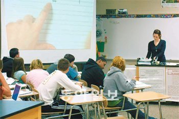 미국 미시간 주 랜싱의 홀트고교에서 생물교과 교생인 에밀리 어윈 씨가 학생들에게 DNA 염기서열을 분석하는 방법을 가르치고 있다. 미시간주립대에 서 나온 현장교관과 홀트고교의 멘터교사가 어윈 씨의 수업을 지켜봤다. 랜싱=남윤서 기자 baron@donga.com