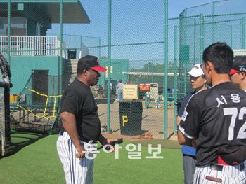 미국 플로리다 주 브래든턴에서 진행된 LG의 마무리 훈련 현장. 타격 인스트럭터로 초빙된 켄 그리피 시니어(왼쪽)가 서용빈 코치가 지켜보는 가운데 선수들을 지도하고 있다. 브래든턴=문상열 통신원 moonsytexas@hotmail.com