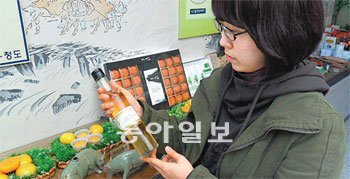 감광역클러스트사업단의 여직원이 감 껍질로 만든 시럽이 든 병을 살펴보고 있다. 사진 제공 감광역클러스트사업단