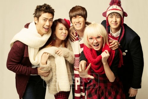 ‘JYP 사단 뭉치다!’원더걸스 2PM, 2AM 등 JYP엔터테인먼트 소속 가수들이 프로젝트 그룹 ‘JYP NATION’으로 크리스마스 캐럴 디지털 싱글을 발표했다.