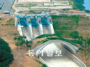 군위다목적댐에 설치된 아치형 다리 모양의 생태이동통로. 사진 제공 한국수자원공사