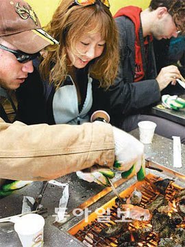 본격적인 굴 수확철을 맞아 충남 보령시 천북면 굴 단지에는 굴 맛을 즐기려는 관광객들이 찾고 있다. 사진 제공 보령시