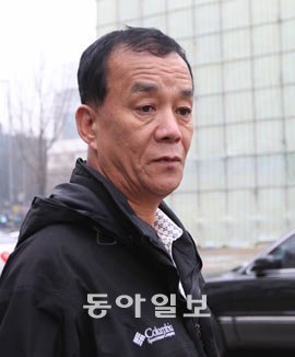 용산 화재참사 당시 진압에 나섰다가 숨진 김남훈 경사의 아버지 김권찬 씨가 1일 서울 용산구 한강로2가 남일당 건물 철거현장을 물끄러미 쳐다보고 있다. 변영욱 기자 cut@donga.com