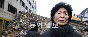 용산 화재참사 현장인 한강로2가의 남일당 건물이 1일 22개월 만에 철거되는 가운데 한 철거민 희생자 유족이 철거 현장을 둘러보고 있다. 변영욱 기자 cut@donga.com