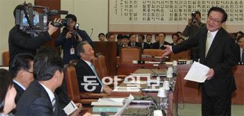 이귀남 법무부 장관(오른쪽)이 1일 국회 법제사법위원회 전체회의에 참석해 법무부의 내년도 예산안 심사를 하던 도중 노철래 미래희망연대 의원과 웃으며 환담하고 있다. 이종승 기자 urisesang@donga.com