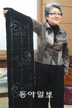 일본 퀼트 명인 구로하 시즈코 씨가 11월 28일 서울 인사동에서 일본의 옛 천을 들고 강의하고 있다.