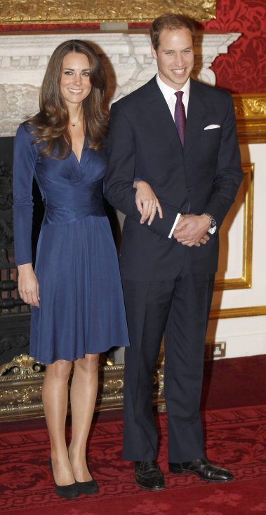 지난달 16일 영국의 왕위 계승 서열2위 윌리엄 왕손이 여자친구 케이트 미들턴 씨와 약혼 소식을 발표하며 포즈를 취하는 모습. 로이터.