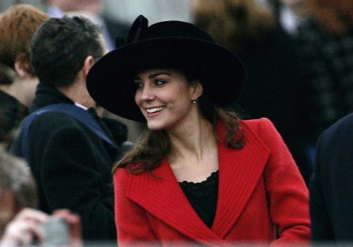 미들턴은 창의적인 디자인의 모자를 즐겨 쓰는 것으로 알려져 있다. 2006년 영국 왕립군사아카데미에서 열린 퍼레이드에 참가한 모습. 로이터.