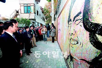 대구 방천시장에 마련된 가수 ‘김광석 다시 그리기 길’이 얼마 전 일반인에게 공개됐다. 사진 제공 대구 중구