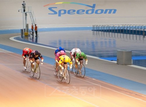 경륜에서는 인기선수가 등외로 탈락하며 고배당이 터지는 경우가 종종 있다. 11월 27일 광명선발 3경주에서 선수들이 막판 레이스를 펼치고 있다.   스포츠동아DB