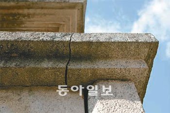 불국사 삼층석탑 기단석에서 발견된 균열(점선 원). 사진 제공 국립문화재연구소