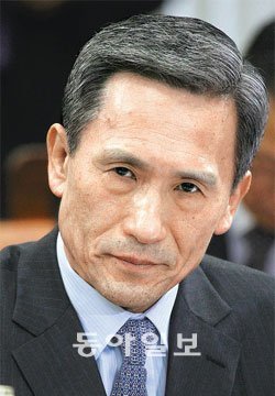 김관진 국방부 장관 후보자가 3일 국회 국방위원회 인사청문회에서 날카로운 눈매로 질의를 한 의원을 쳐다보고 있다. 김경제 기자 kjk5873@donga.com