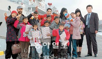 한국을 방문한 네팔 어린이들과 안은초 양(뒷줄 오른쪽에서 세 번째) 등 자원봉사자들이 2일 강원 동해해양경찰서에서 독도경비함을 직접 타본 뒤 기념촬영하고 있다. 사진 제공 동해해양경찰서