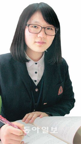 ‘제10회 전국논술경시대회’에서 대상을 받은 인천 숭덕여고 1학년 서보미 양. 서 양은 “글을 쓸 때 구획을 나눠 정리하면 중요한 내용을 놓치지 않을 수 있다”고 말했다.