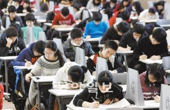 올해는 논술 등 대학별고사를 치르는 수시 2차 모집 경쟁률이 특히 높았다. 예비 수험생은 남은 기간 수능과 수시 대비 전략을 본격적으로 수립해야 한다. 동아일보 자료사진