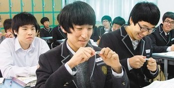 울산 홍명고 학생들이 볼펜뚜껑을 이용해 효소의 특징을 이해하는 박세환 교사의 생물수업을 듣고 있다.