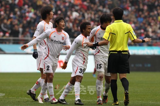 5일 열린 챔피언결정전 2차전 전반 28분, 최광보 주심(맨 오른쪽)이 페널티킥을 선언하자 산토스(맨 왼쪽) 등 제주 선수들이 격렬하게 항의하고 있다.