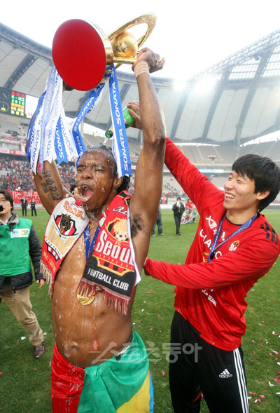 5일  K리그 2010 챔피언결정 2차전에서 역전 결승 헤딩골을 성공시켜 MVP가 된 아디(왼쪽)가 챔피언 트로피를 들고 기뻐하자 동료 김태환이 샴페인을 머리에 부으며 좋아하고 있다.