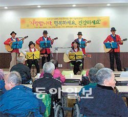 부산남구문화원 소속 ‘실버나눔이 봉사단’이 지난달 26일 남구 대연동 구세군부산요양원에서 찾아가는 봉사공연을 펼치고 있다. 사진 제공 부산남구문화원