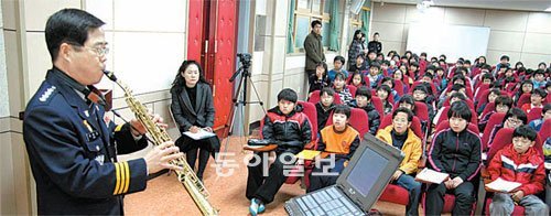 배봉길 대구 성서경찰서장이 신당초등학교 학생들 앞에서 색소폰을 연주하고 있다.