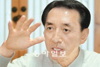 지난달 대법원이 ‘용산 참사의 책임은 농성자들에게 있으며 진압경찰은 책임이 없다’는 판결을 내림으로써 법적 책임에서 벗어난 김석기 전 서울경찰청장. 용산 참사 당시 경찰청장 내정자 신분에서 책임을 지고 사퇴한 김 전 청장은 “경찰의 사기를 떨어뜨리면 국민의 안전이 위협받는다는 공감대가 형성되었으면 좋겠다”고 말했다.서영수 전문기자 kuki@donga.com