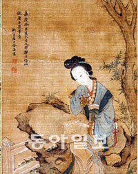 청대 화가 여집의 ‘정원에 앉아 책을 보는 여인(仕女圖)’. 사진 제공 국립중앙박물관