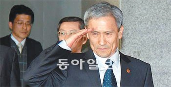 장관의 거수경례 김관진 국방부 장관이 6일 기자간담회를 마치고 나와 집무실로 향하다 경비병의 경례를 받고 거수경례로 답하고 있다. 김 장관은 북한군의 도발에 대해 교전규칙에 얽매이지 않고 자위권으로 대응하겠다는 의지를 강조했다. 양회성 기자 yohan@donga.com