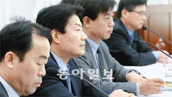 국회 외통위 공청회 국회 외교통상통일위원회 소속 위원들이 6일 국회에서 열린 한국-유럽연합(EU) 자유무역협정(FTA)과 관련한 공청회에 참석했다. 한미 FTA 추가협상에 대해 여야의 공방이 벌어지는 가운데 열린 이날 공청회에서 참석자들은 한미 FTA 추가 협상이 한-EU FTA에 미칠 파장 등도 검토했다. 김경제 기자 kjk5873@donga.com