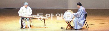 가야금 연주자 황병기 명인의 50여 년 작곡 활동을 기념한 헌정 공연은 선후배 간, 예술 경계 간 장벽을 허무는 화합의 축제였다. 사진 제공 서울예술기획