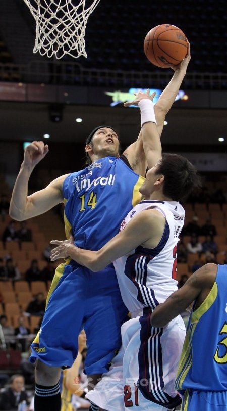 광저우아시안게임 맹활약 이후 한 단계 더 업그레이드된 느낌이다. 삼성 이승준(왼쪽)이 7일 인삼공사전에서 상대 김종학과 공중볼을 다투고 있다.