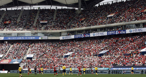 K리그 흥행몰이의 주역은 FC서울이다. 5월 5일 서울월드컵경기장에서 열린 서울과 성남의 경기에 6만747명의 관중이 찾아 한국 프로스포츠 사상 한 경기 최다 관중 기록을 세웠다.