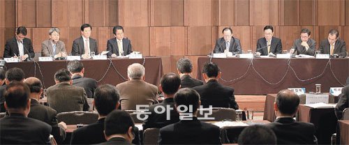 7일 서울 신라호텔에서 화정평화재단과 한반도선진화재단이 ‘통일준비: 누가, 무엇을, 어떻게’를 주제로 공동 주최한 세미나에서 전문가들이 민족 통일을 위한 정부와 민간의 대응 방안을 논의하고 있다. 이훈구 기자 ufo@donga.com