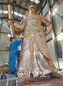 42년 만에 부식과 균열을 치료하기 위해 경기 이천시 작업장으로 옮겨진 이순신 장군 동상이 7일 마무리 용접 작업을 위해 다시 세워졌다. 이 동상은 도색을 마친 뒤 22일 서울 광화문광장으로 돌아올 예정이다. 사진 제공 서울시