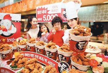 롯데마트는 900g 1마리에 5000원인 프라이드치킨인 ‘통큰 치킨’을 9일부터 판매한다고 8일 밝혔다. 배달형 치킨 전문점의 
제품에 비해 중량은 20∼30% 늘어난 반면 가격은 3분의 1 수준이라는 것이 이 회사의 설명이다. 사진 제공 롯데마트