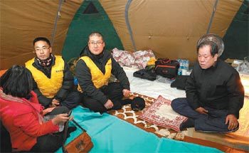 7일 밤 경기 성남시 분당구 정자동 한국토지주택공사(LH) 주차장 터의 천막농성장에서 이지송 LH 사장(오른쪽)이 경기 파주시 운정3지구 택지개발예정지구 농성 주민들과 대화하고 있다. 사진제공 LH