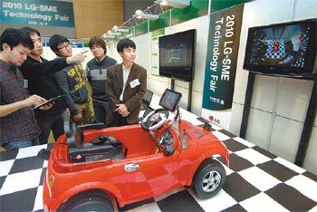 8일 서울 서초구 양재동 LG전자 서초R&D캠퍼스에서 열린 ‘LG-중소기업 테크페어’에서 LG연구원들과 중소기업 직원들이 전기자동차 기술을 살펴보고 있다.사진 제공 LG그룹