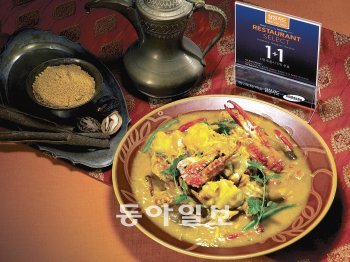 삼성카드가 올해 12월 20일부터 내년 1월 9일까지 3주간에 걸쳐 홍콩, 싱가포르, 방콕 등 동남아시아 3대 미각 도시에서 ‘레스토랑 실렉트’란 프로모션을 펼친다. 사진은 태국 방콕의 간판 메뉴인 코코넛 향 커리. 삼성카드가 선정한 레스토랑에서 커리 요리를 시키는 삼성카드 고객은 주문 메뉴와 금액이 같은 커리 요리 1개를 덤으로 더 먹을 수 있다. 사진 제공 삼성카드