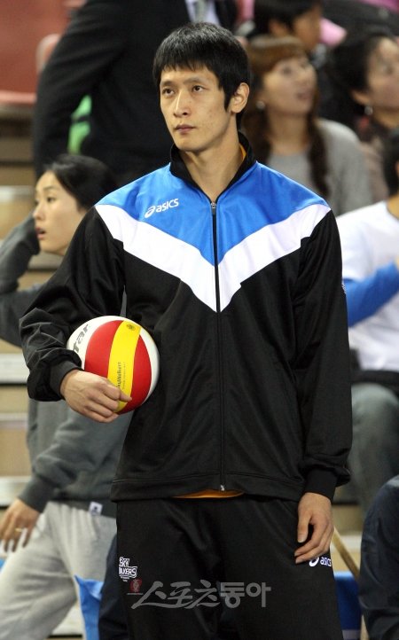 현대캐피탈이 개막전에 이어 뼈아픈 2연패를 당했다. 문성민의 공백을 메울 선수가 없다는 것이 문제다. 문성민이 7일 천안유관순체육관에서 경기 전 팀동료들의 훈련을 돕고 있다.