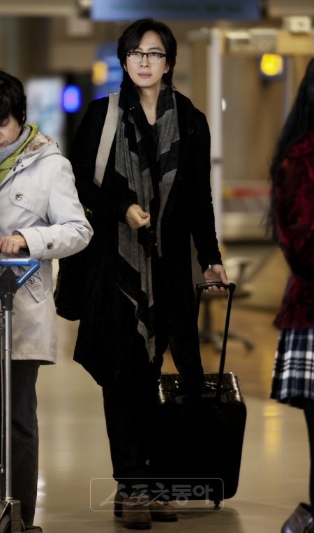 배용준, 머플러 휘날리며7일 오전 인천국제공항 입국장에서 진행된 KBS 2TV 드라마 ‘드림하이’ 촬영에서 검은색 롱코트와 
그레이톤의 머플러로 세련된 스타일을 보여준 배용준. 이날 공항에는 새벽부터 일본 등지에서 찾아온 국내외 팬들이 몰려 일대 혼잡을 
빚었다.