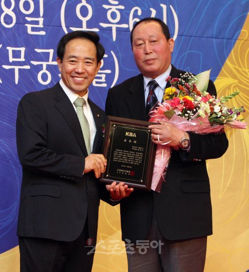 김인식 KBO 기술위원장(오른쪽)이 8일 서울 가든호텔에서 열린 ‘2010야구인의 밤’행사에서 학생야구 주말리그 추진에 대한 
공로로 강승규 대한야구협회장으로부터 공로상을 받은 뒤 기념촬영을 하고 있다. 김종원 기자 won@donga.com