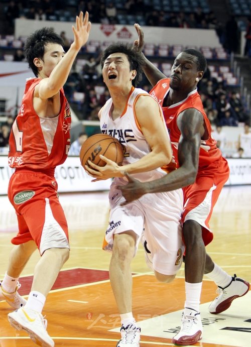 정영삼 “막아도 소용없어!”전자랜드 가드 정영삼(가운데)이 8일 잠실학생체육관에서 열린 프로농구 정규리그 경기에서 홈팀 SK의 밀집 수비를 뚫고 돌파를 시도하고 있다.